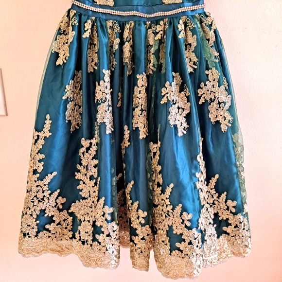 Perfect for the Holidays! Stunning embroidered fancy green dress. 12 - Picture 2 of 6